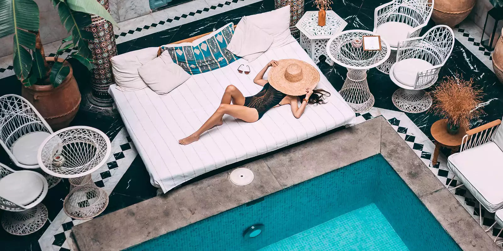 repos au bord de la piscine